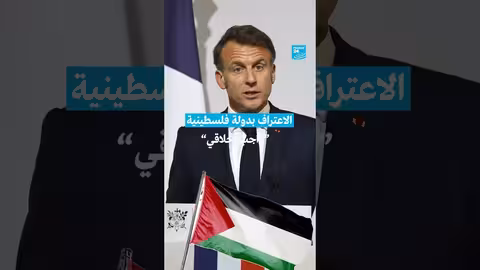 اعتقال شاب فلسطيني من قبل الشرطة الإسرائيلية داخل بنك بالخليل