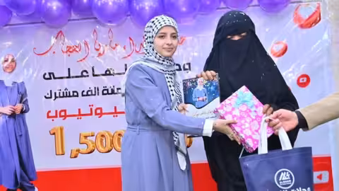 ماريا قحطان تكرم عاملة النظافة في مدرستها