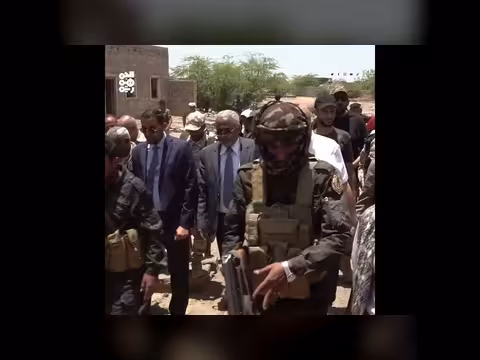 اللجنة الحكومية تطلع على أضرار السيول في المخا وموزع