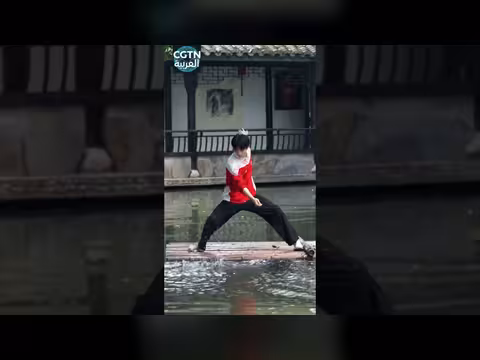 شاب يبرز مهارة الرمح في الووشو الصيني