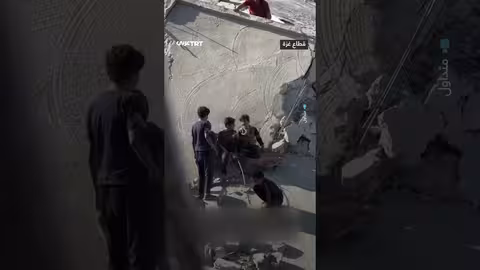 أطفال فلسطينيون يتحدون الحرب بصنع السعادة وسط الأنقاض