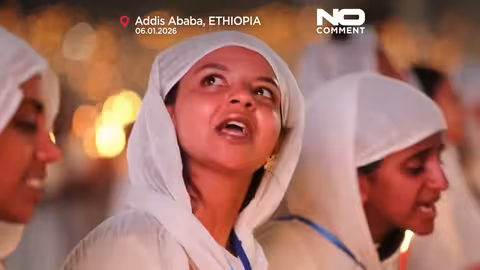 إثيوبيون يتجمعون في مراسم الشموع عشية عيد الميلاد الأرثوذكسي