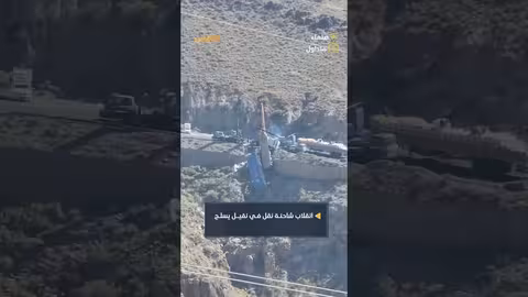 انقلاب شاحنة يغلق طريق صنعاء تعز في نقيل يسلح