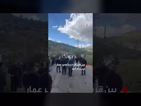 جنازة فلسطيني تمر عبر البوابات الحديدية المغلقة