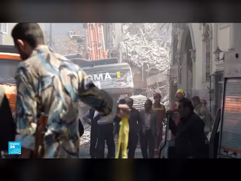 قصف أمريكي إسرائيلي يستهدف جسر يحيى آباد في إيران