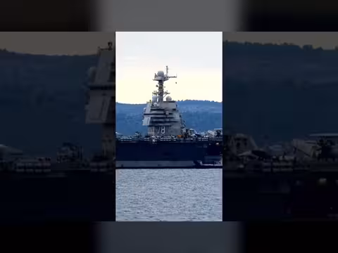 حاملة الطائرات جيرالد فورد تواصل عملياتها في البحر الأحمر