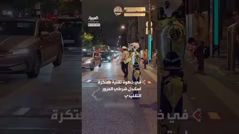 روبوت شرطي ينظم حركة المرور في شنغهاي