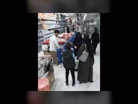 شجار بين موظفة وعامل بسبب صحن: شوف شكلك ما تتكلم معي!