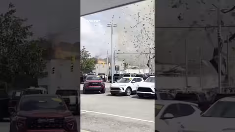 ابن يدفع والده على كرسي متحرك