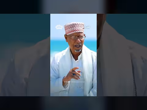 صياد يروي قصة نجاته المذهلة بعد غرق قاربه في البحر