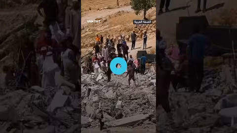 امرأة فلسطينية تتصدى لجنود الاحتلال قهراً وترشقهم بالحجارة في بلدة يطا بمحافظة الخليل