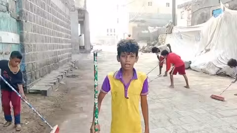 أطفال المخا يساهمون في تحسين مدينتهم