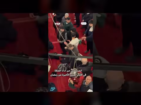 نساء تركيات يلقين حجابهن على مصلين في مسجد الفاتح احتجاجاً على منع إسرائيل الصلاة في الأقصى