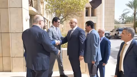 طارق صالح يقدم واجب العزاء في وفاة علي سالم البيض