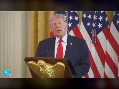 ترامب يسخر من ماكرون وزوجته