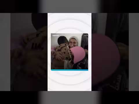 فلسطينيون يحتضنون ذويهم بعد عودتهم عبر معبر رفح