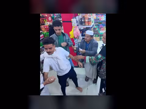 مشهد كوميدي: اتبلطج على شيبة عشان ملابسه