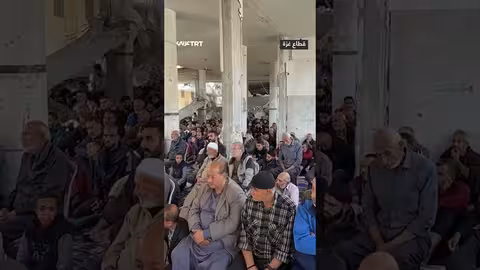 غزة: أداء صلاة الجمعة في مسجد صلاح الدين الأيوبي المدمر