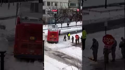حرس وطني يحرر حافلة عالقة بالثلوج في واشنطن
