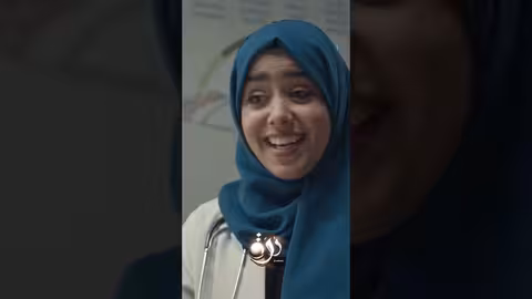 عاملة نفسها متفهمة للموضوع