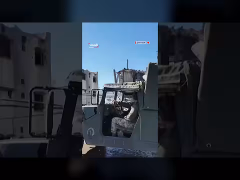 جرافات تزيل أنقاض قصف إسرائيلي بقرية عرب الجل بصيدا