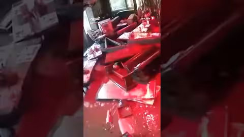 فيضانات هونج كونج تقتحم مطعماً