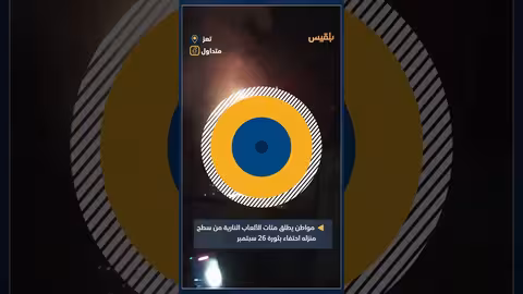 تاجر تعزي يحتفل بذكرى ثورة 26 سبتمبر بإطلاق الألعاب النارية