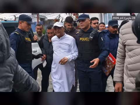 اعتقال رئيس الوزراء السابق وانتخاب مغني راب في نيبال