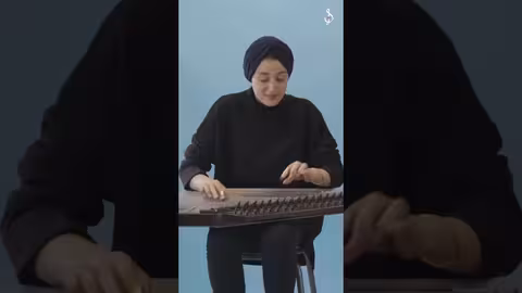 عازف السمسمية اليمني جاسم خيرالله في دويتو مع عازفة القانون التونسية فرح فارسي.