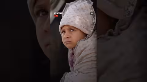 نازحة وأطفالها يكافحون برد الشتاء في خيمة مهترئة بمقبرة