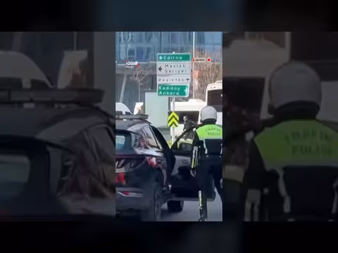 هجوم إسطنبول يقتل ثلاثة وإصابة شرطيين