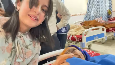 ماريا قحطان تزور دار المسنين وتغني مع امرأة كبيرة في السن