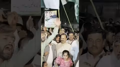 مناشدة طفل فلسطيني بعد فقدان والده في قصف بغزة