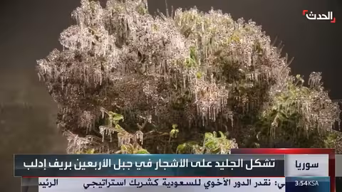 تراكم الثلوج يهدد حياة سكان مخيمات ريف إدلب السوري