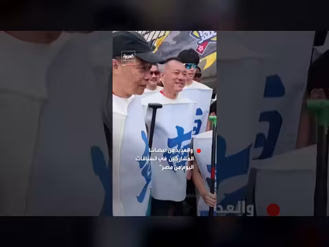 فريق قطري يلفت الأنظار بزي فرعوني في سباقات قوارب التنين