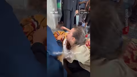 وداع طفلة لجثمان والدتها الشهيدة