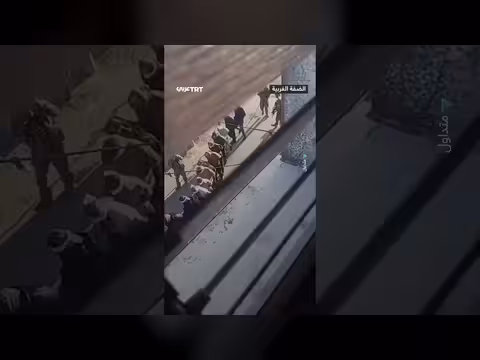 الاحتلال ينكّل بشبان فلسطينيين أثناء اعتقالهم