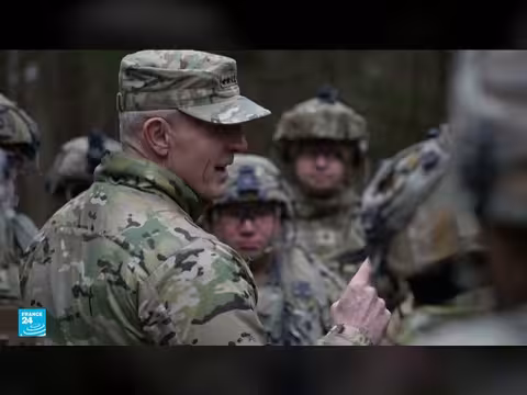 وزير البحرية الأمريكي يغادر منصبه بشكل مفاجئ