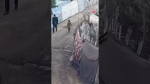 أطفال غزة يستخدمون الطين لحماية خيامهم من الأمطار