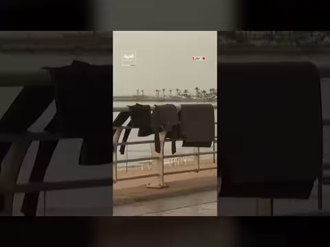 عائلات لبنانية نازحة على شاطئ البحر مع استمرار القصف الإسرائيلي