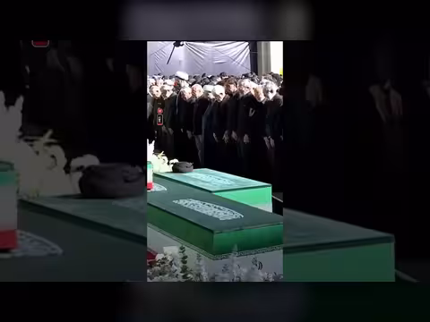 مسؤولون إيرانيون يبكون خلال جنازة علي خامنئي
