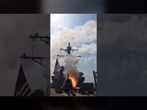 إطلاق صواريخ توماهوك من مدمرة أمريكية نحو أهداف إيرانية