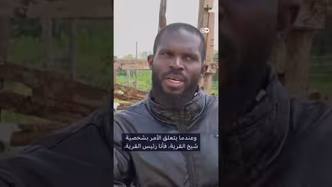 حلاق كيني يستخدم أدوات غير تقليدية في قص الشعر