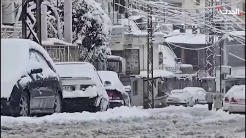الثلوج تكسو الزبداني وسط فرحة الأهالي