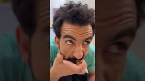 محمد نعمان يوضح قانون العزبة بأسلوب كوميدي