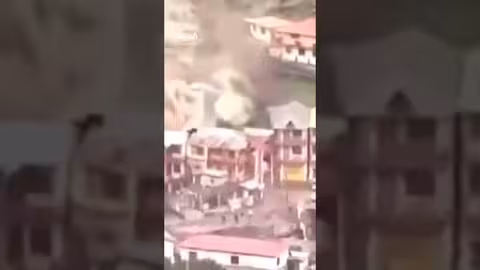 فيضانات تجتاح قرية في الهند وتدمر المنازل والبنية التحتية