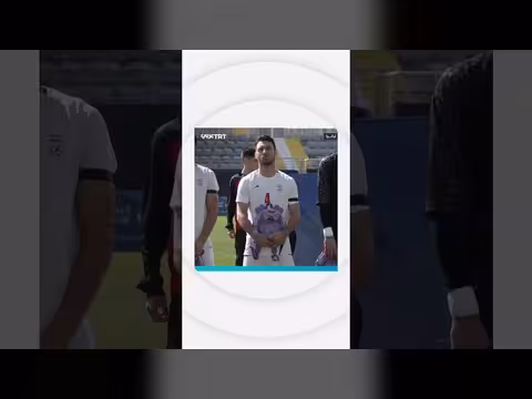 لاعبو إيران يرفعون حقائب أطفال حدادا على ضحايا قصف مدرسة إيرانية