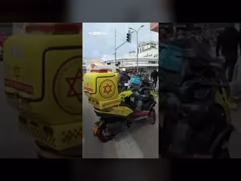 سقوط شظايا صاروخية وسط إسرائيل في فيديو متداول