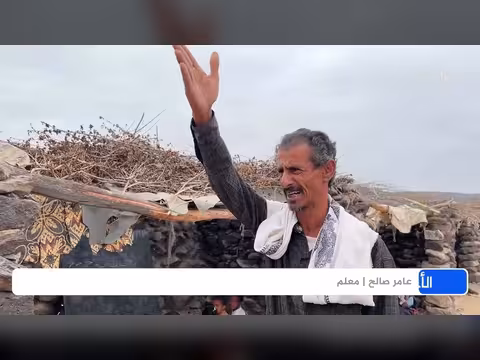 أطفال أبين يدرسون بين الحجارة والقش