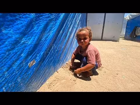 أطفال غزة بين الخيام والدمى الغالية
